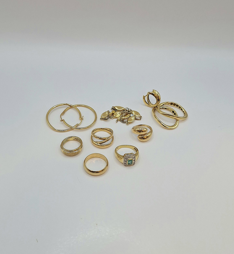 Vari oggetti oro pietra diamantini