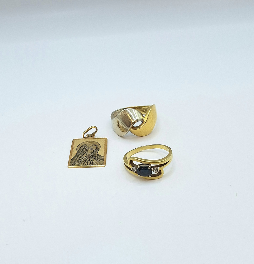 Due anelli e ciondolo oro pietre diamantini 