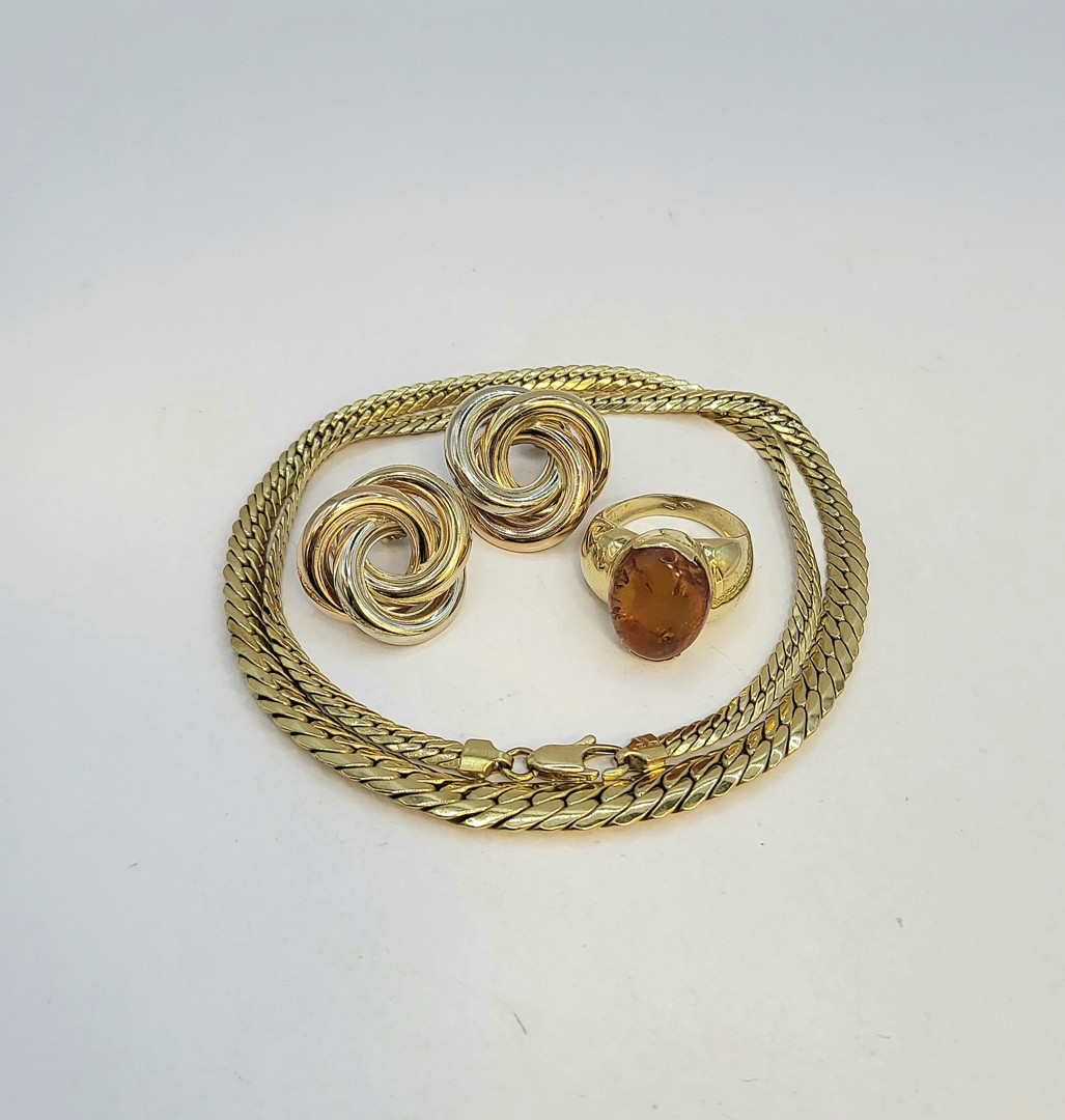 Vari oggetti oro pietra