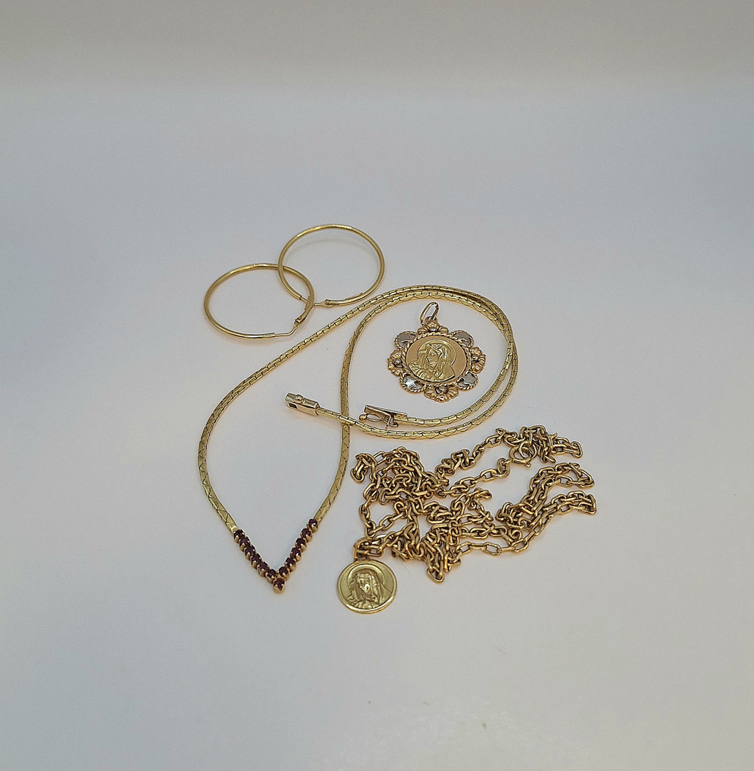 Vari oggetti oro pietre