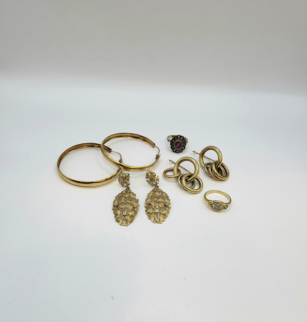 Vari oggetti oro pietre diamantini