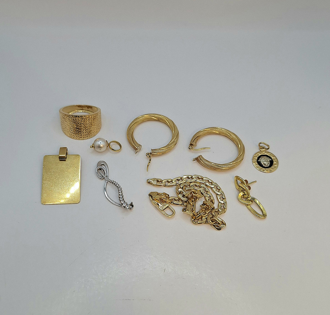 Vari oggetti oro pietre perla