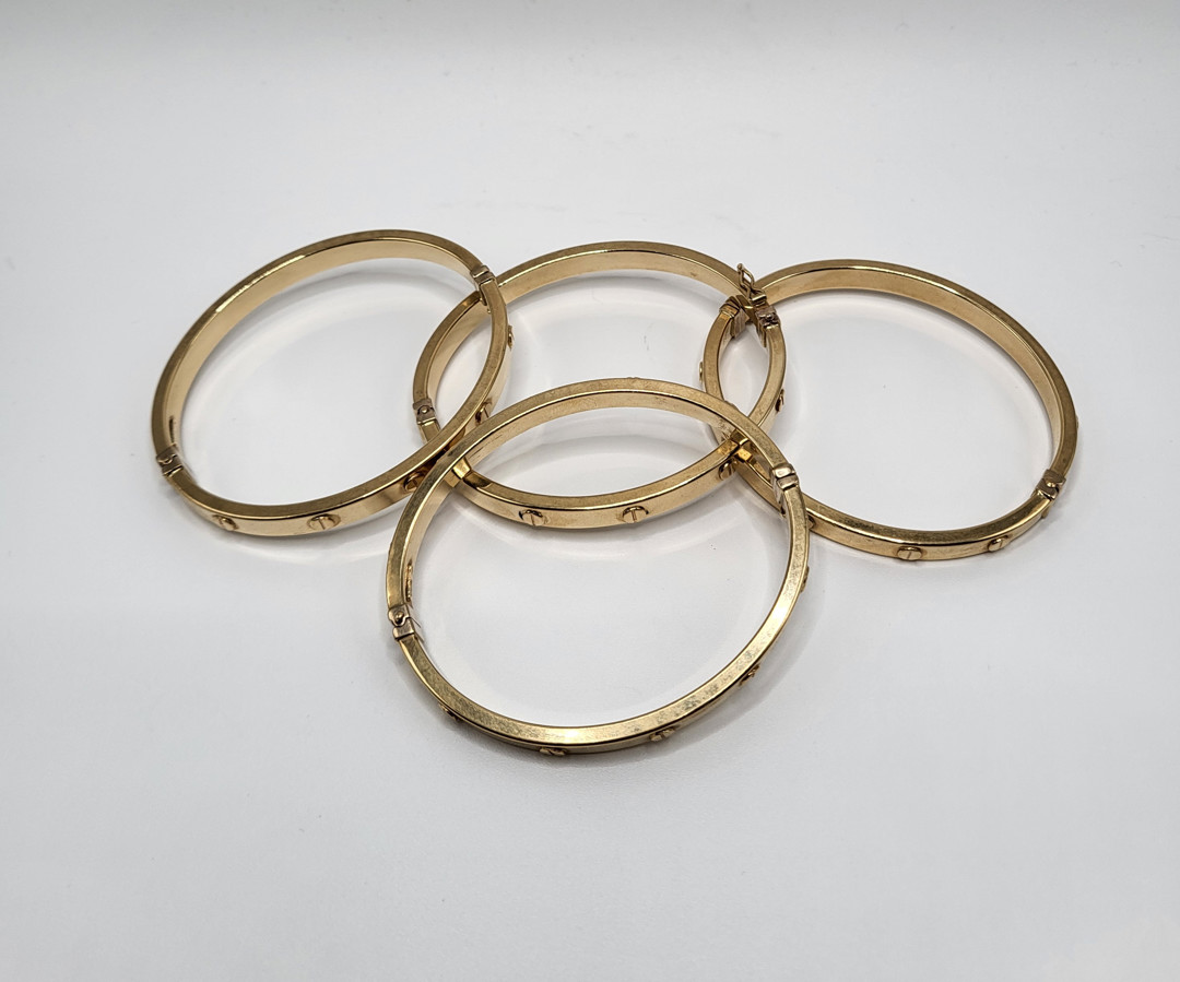 Due paia di bracciali oro metallo