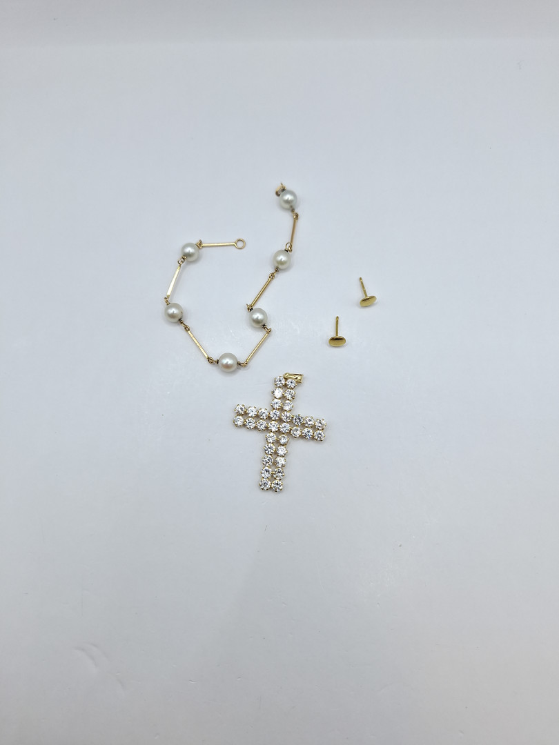 Bracciale un paio di orecchini e croce in oro pietre perle 