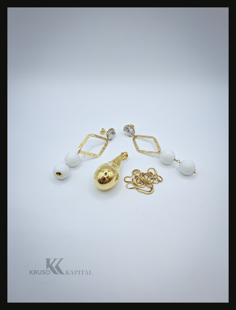 Collana ciondolo e un paio di orecchini in oro pietre