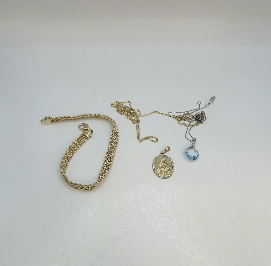 Vari oggetti oro pietre diamantini