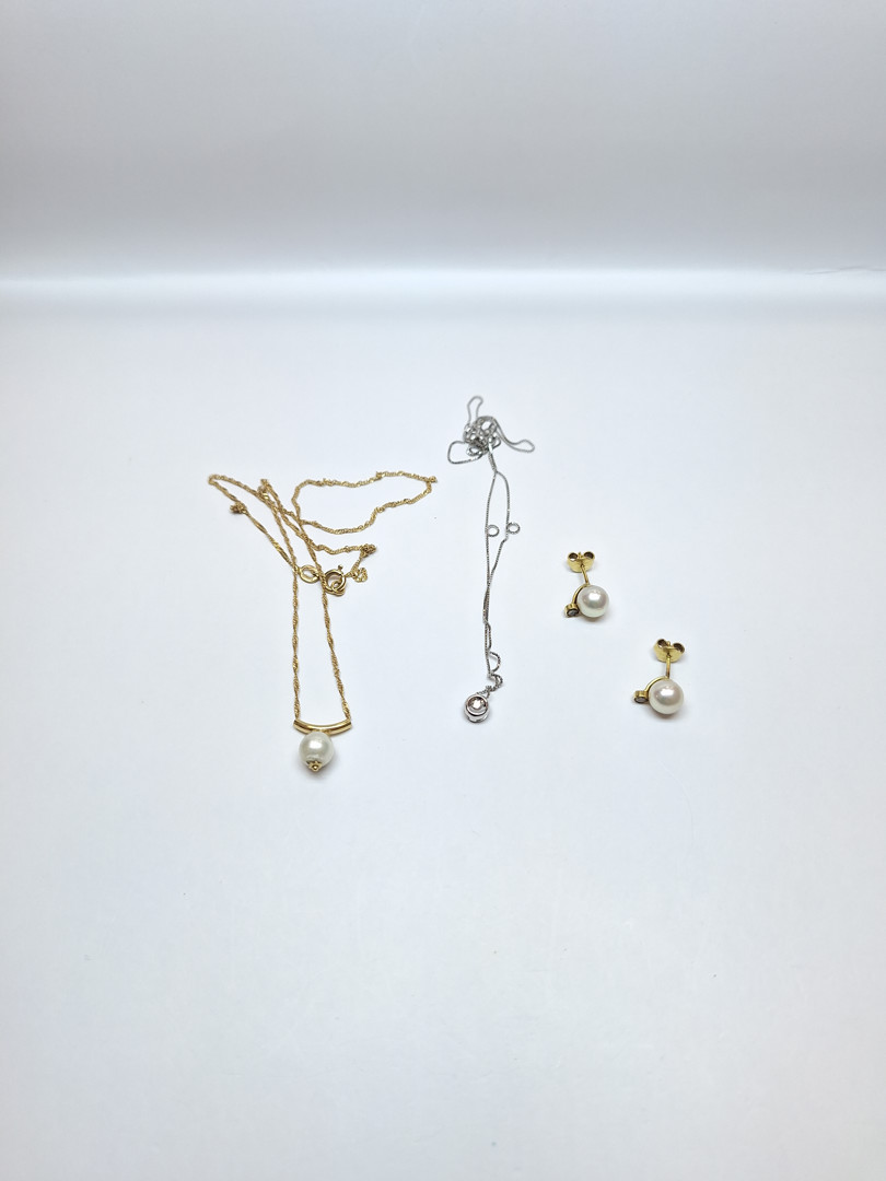 Due collane e un paio orecchini oro diamanti madreperla