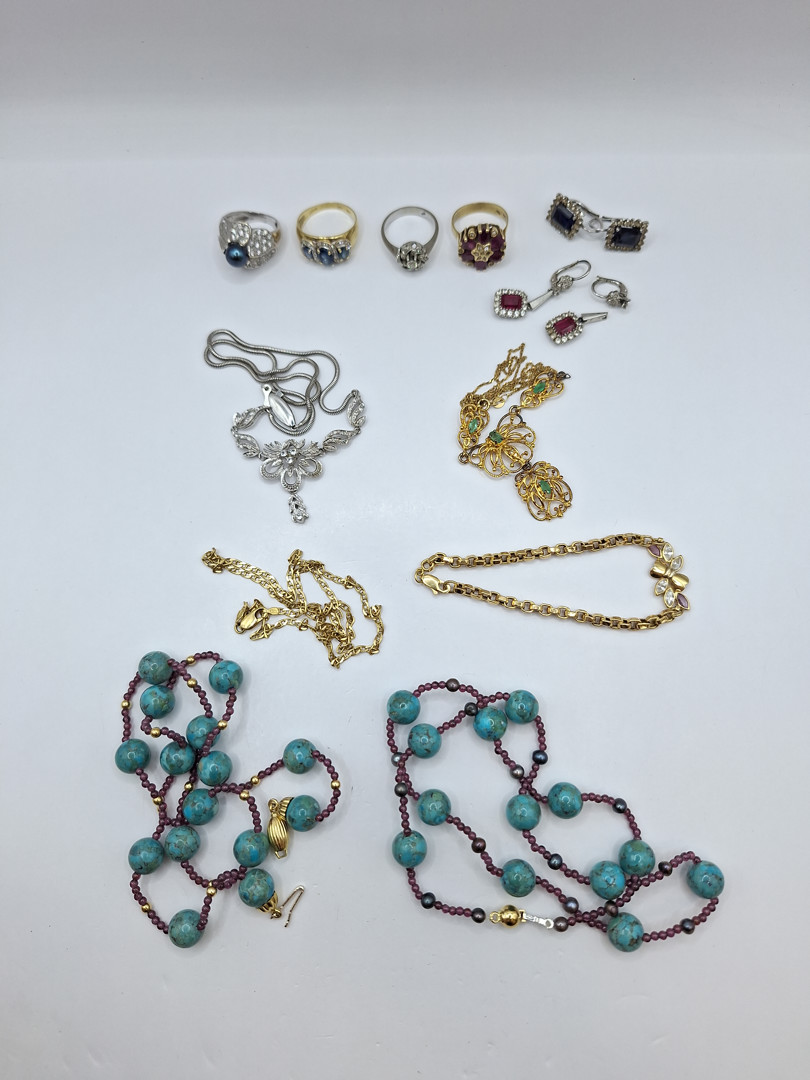 Vari oggetti in oro pietre diamantini perla 