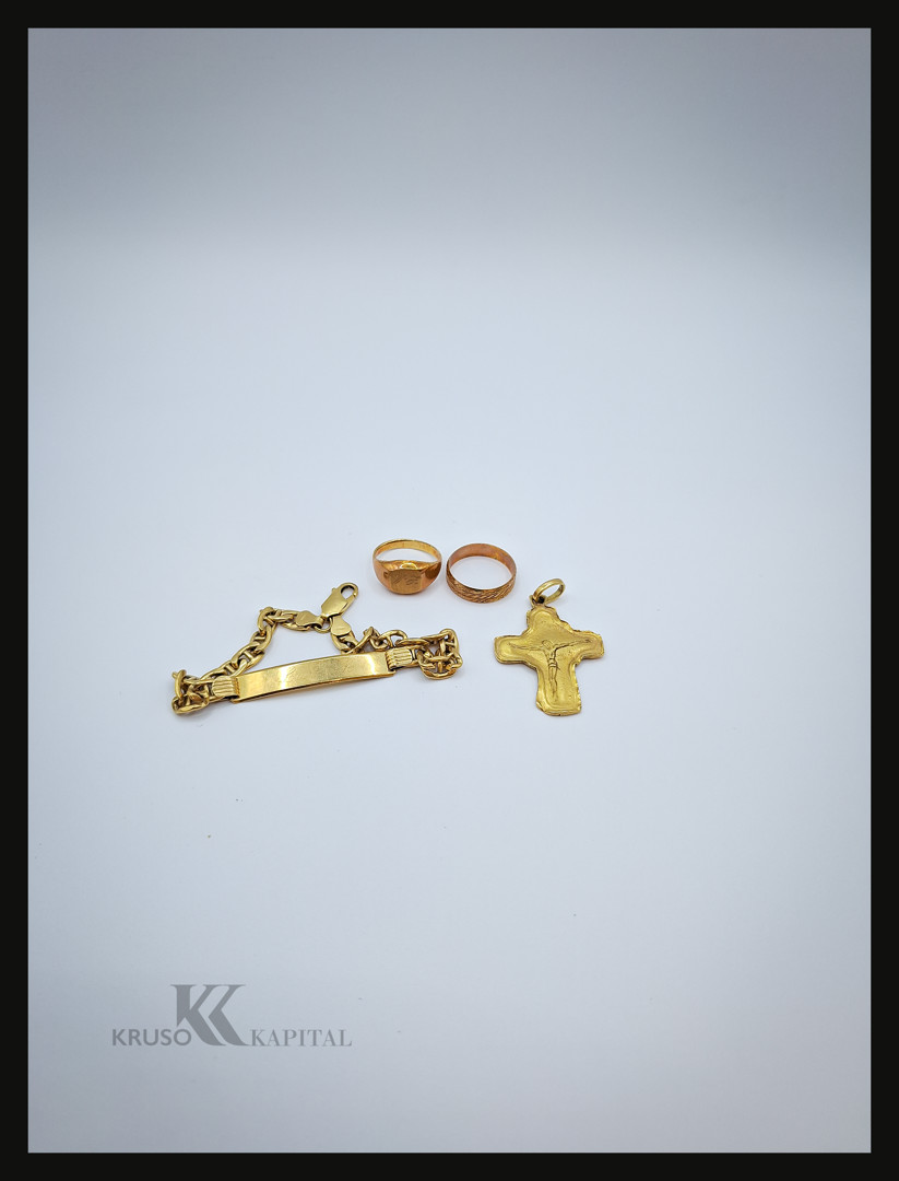 Due anelli bracciale e ciondolo oro