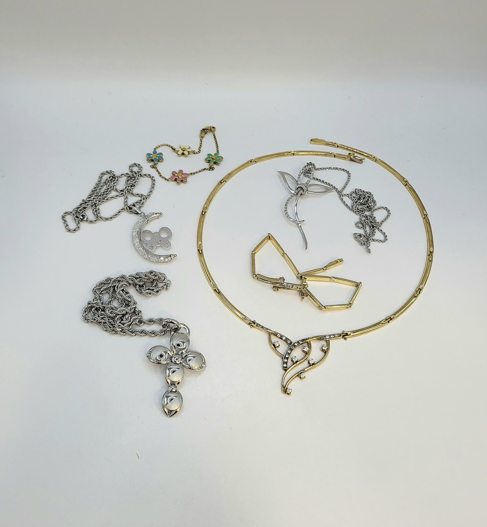 Vari oggetti oro pietre smalti