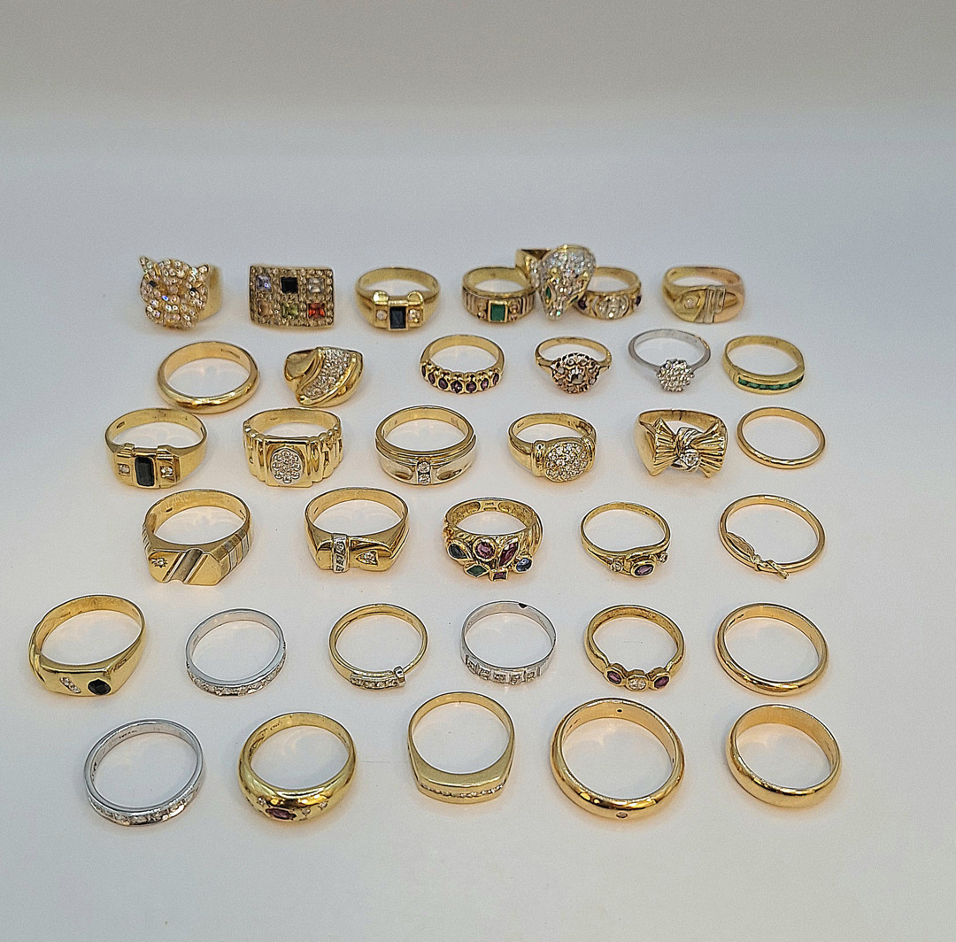 Trentacinque anelli oro pietre diamantini