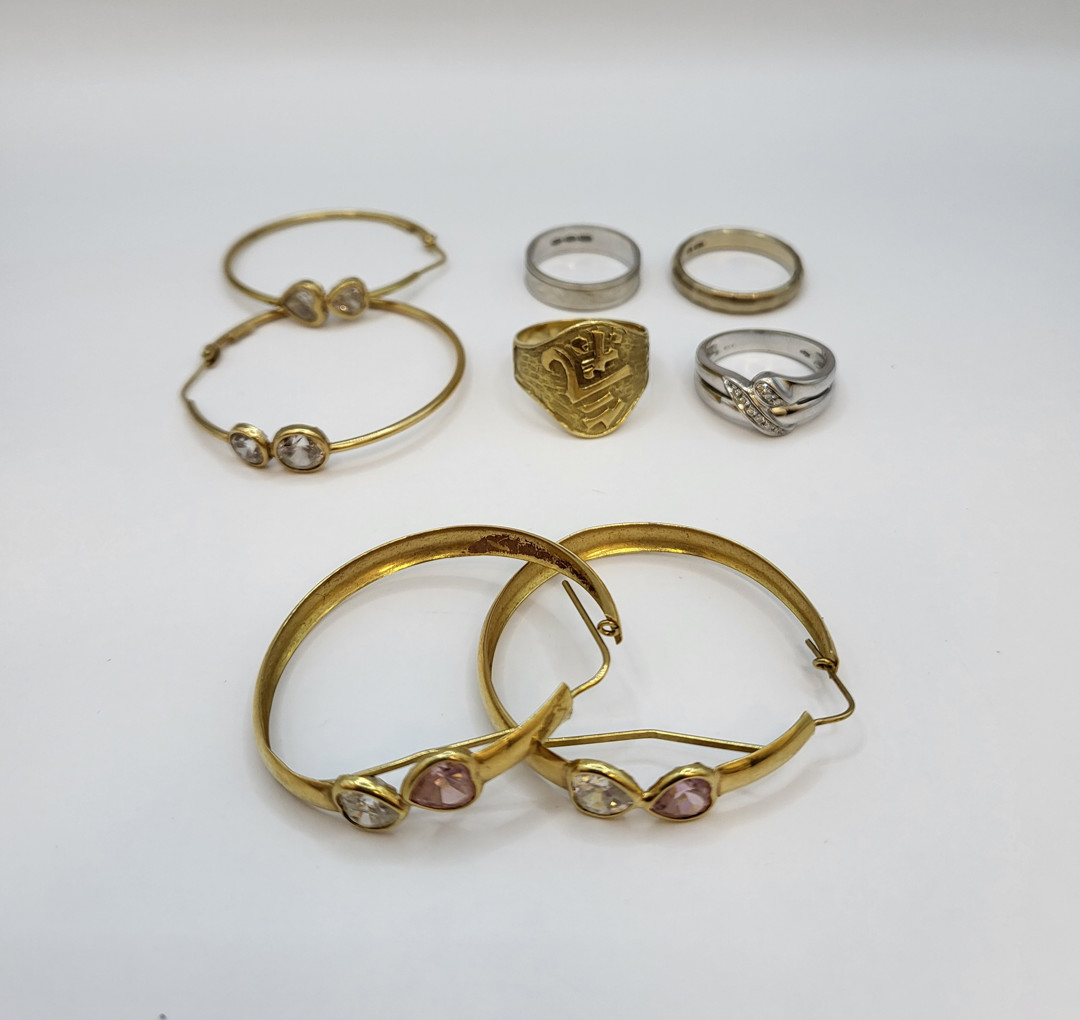 Vari oggetti oro pietre diamantini