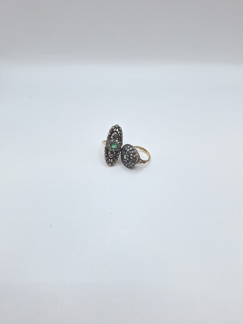 Due anelli oro argento pietre diamanti