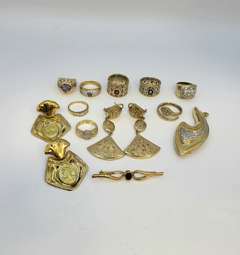 Vari oggetti oro pietre