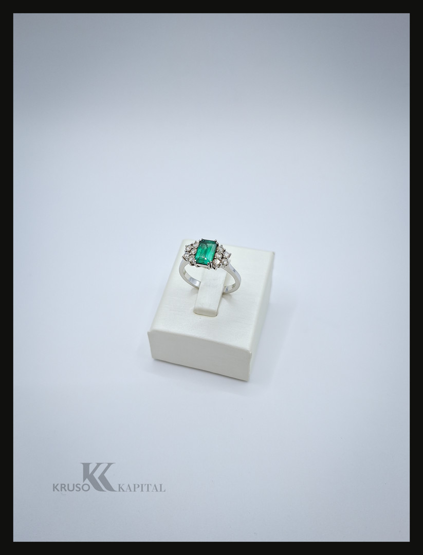 Anello oro pietra diamanti