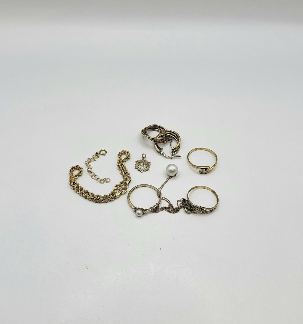 Vari oggetti oro pietre perle