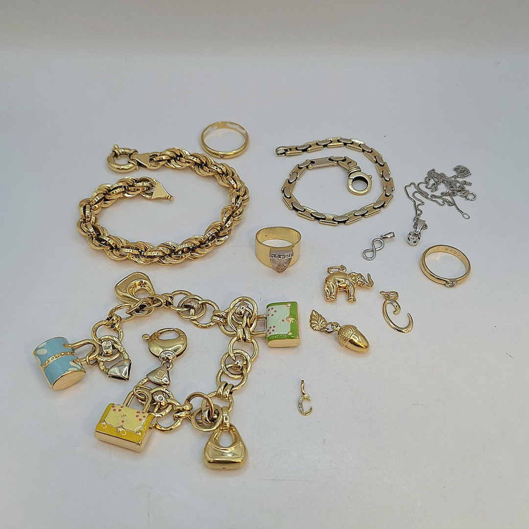 Vari oggetti oro pietre smalto diamantini