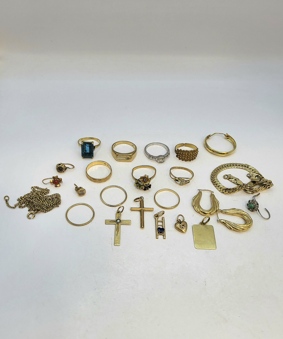 Vari oggetti oro pietre