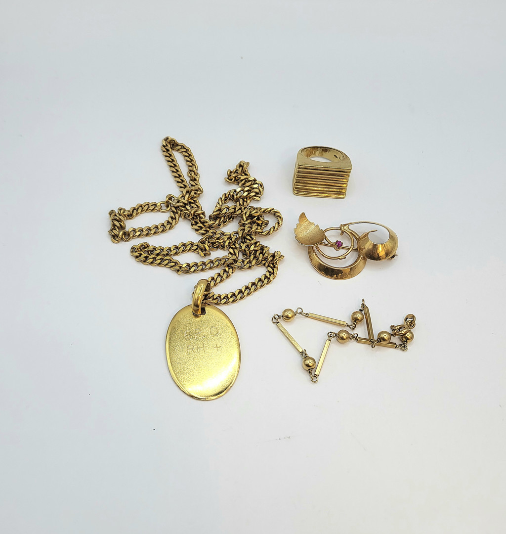 Vari oggetti oro pietra