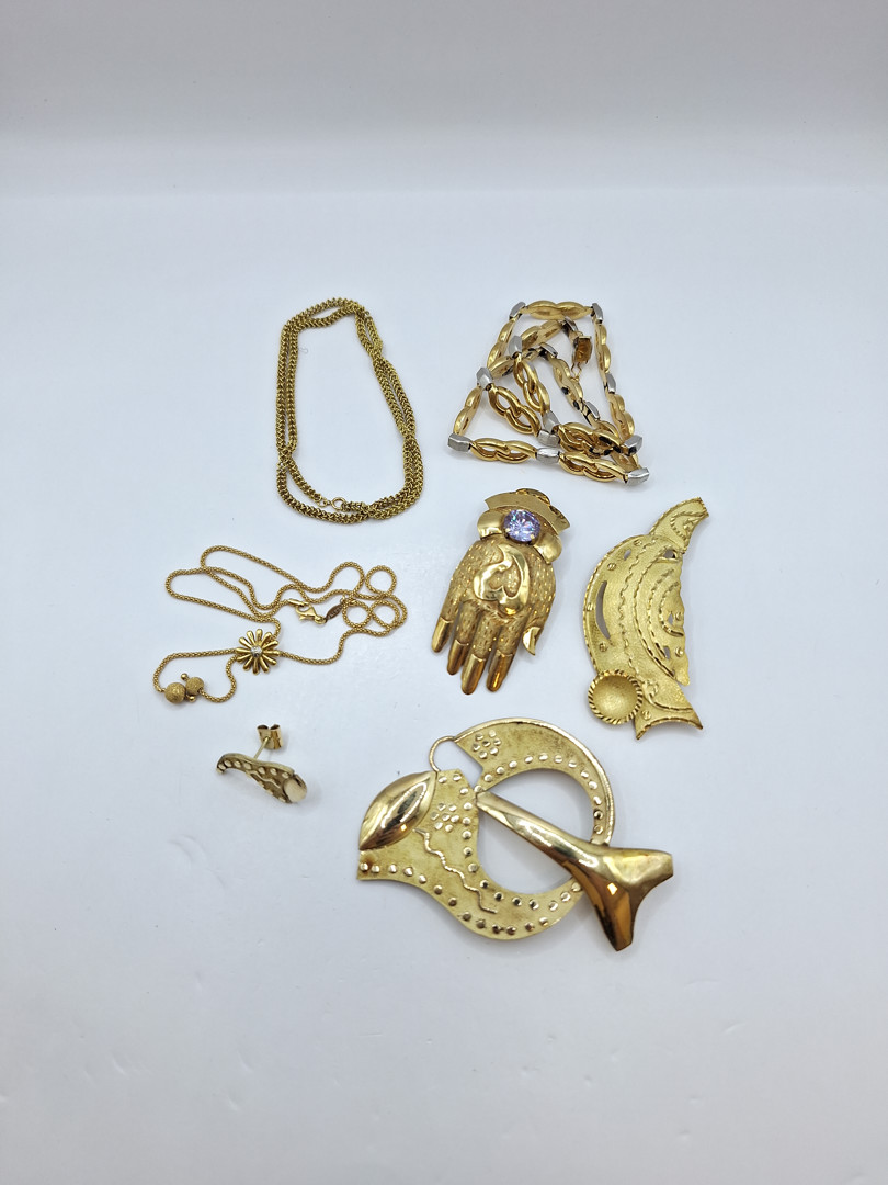 Tre collane tre ciondoli e orecchino in oro pietra