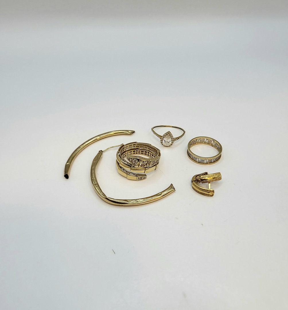 Vari oggetti in oro pietre 