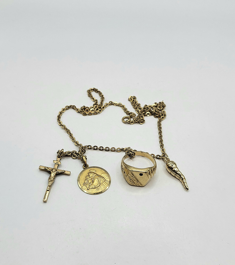 Anello collana e tre ciondoli in oro pietra