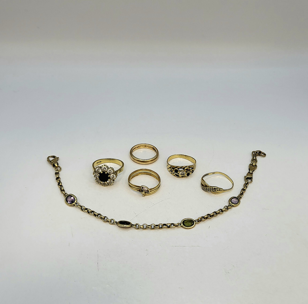 Vari oggetti oro pietre