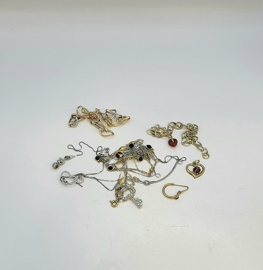 Vari oggetti oro pietre diamantini smalto