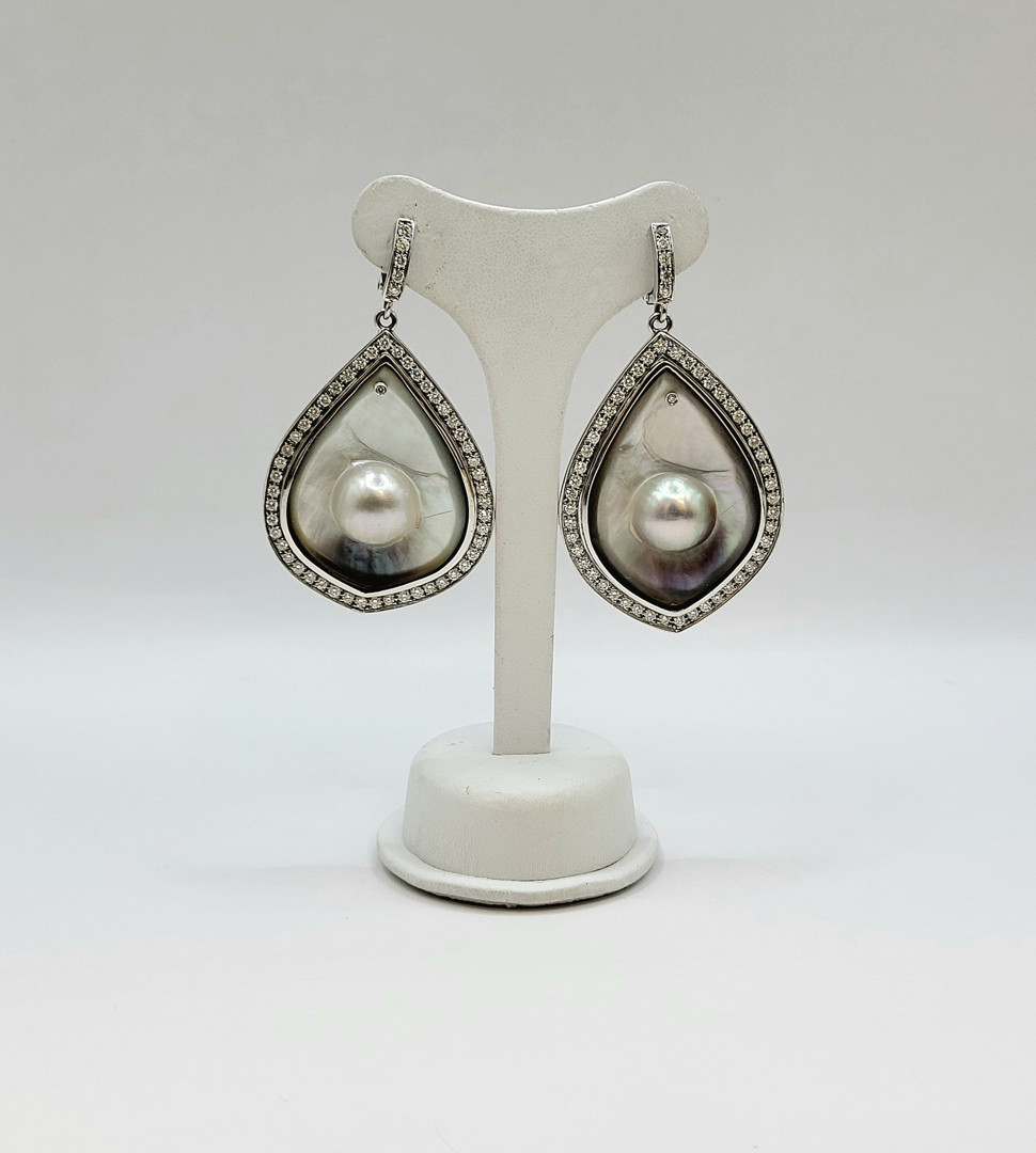 Paio orecchini oro diamanti madreperla