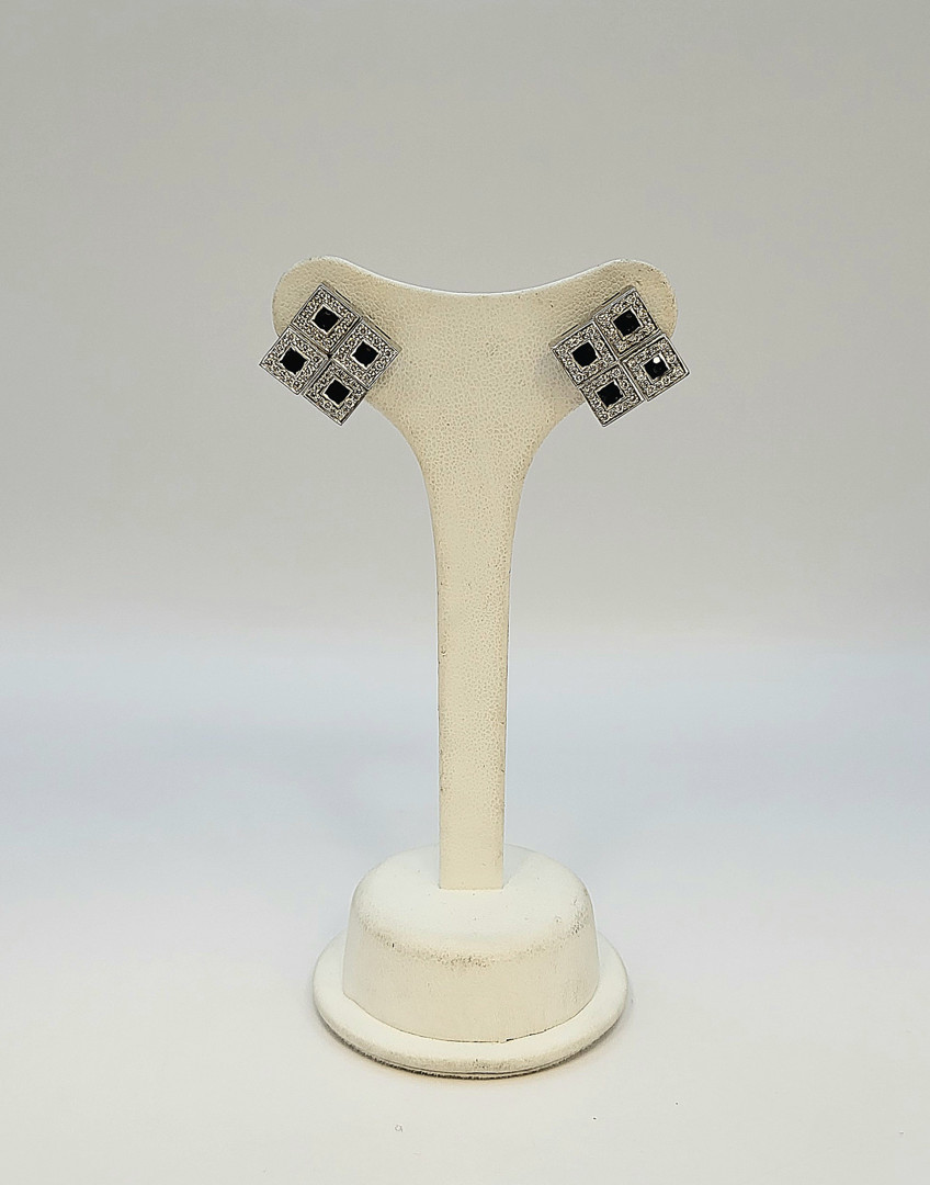 Paio orecchini a firma Salvini oro pietre diamantini