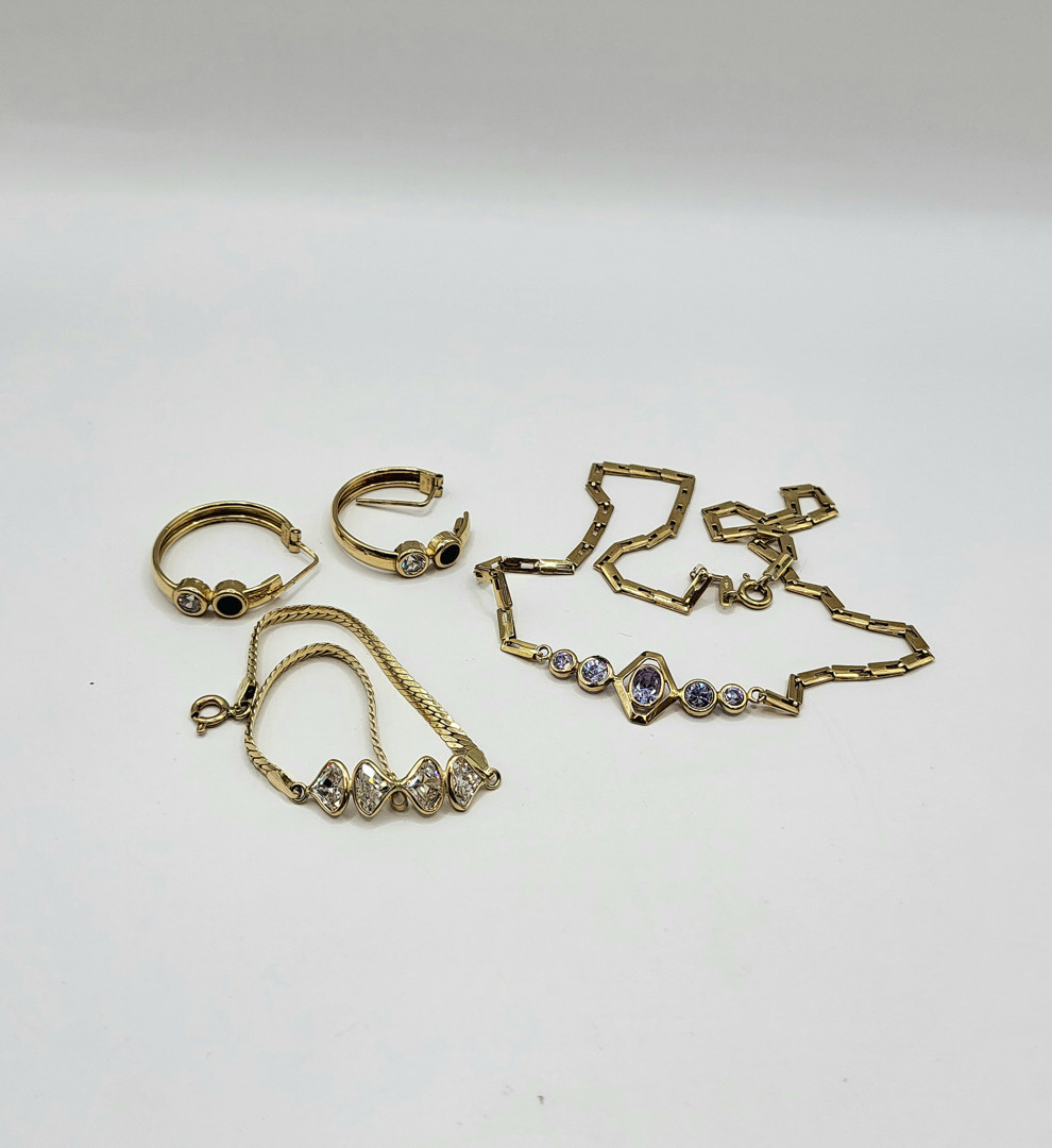 Vari oggetti oro pietre