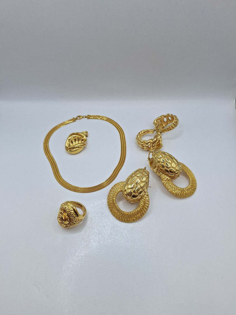 Vari oggetti in oro 