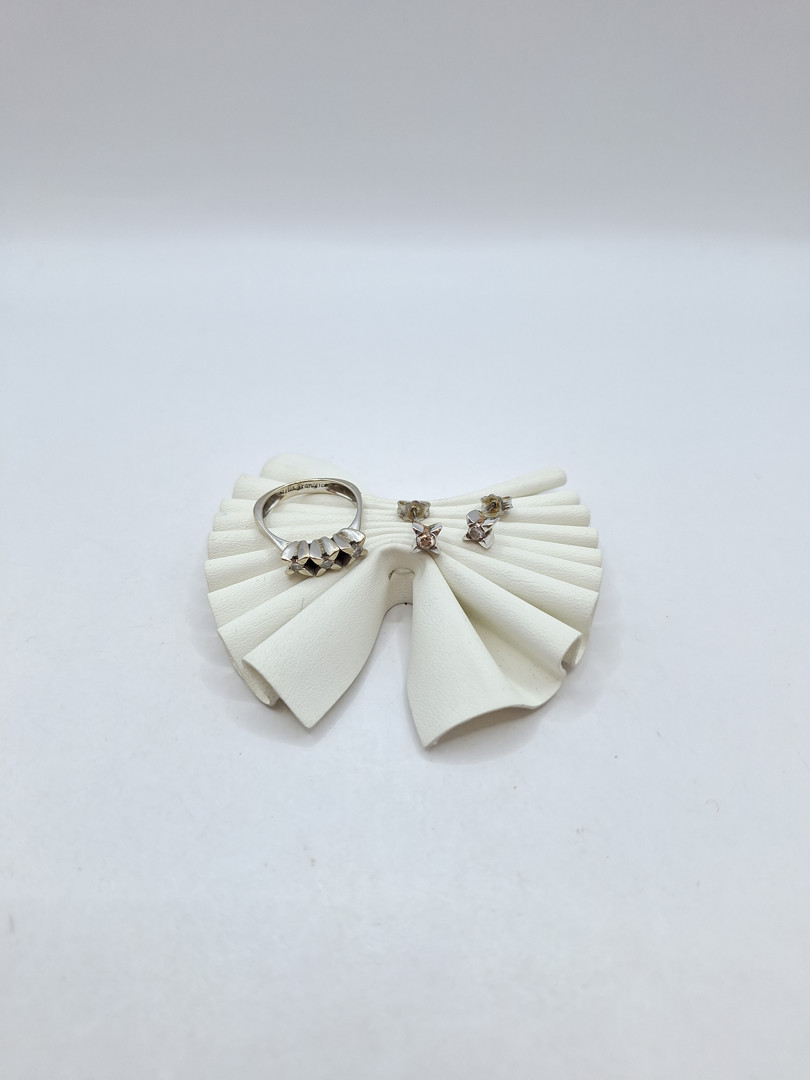 Anello e un paio orecchini oro diamantini