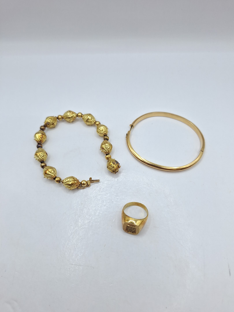 Anello e due bracciali oro