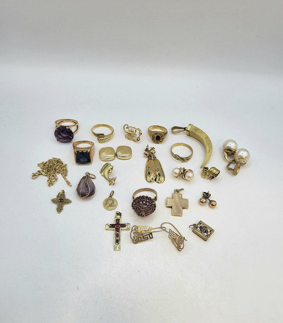 Vari oggetti in oro pietre 