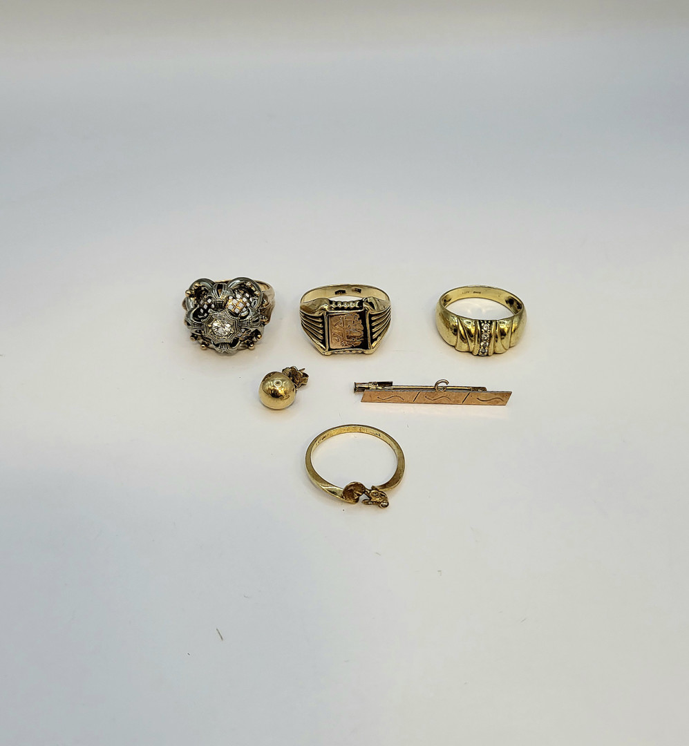 Vari oggetti oro pietre diamantini 