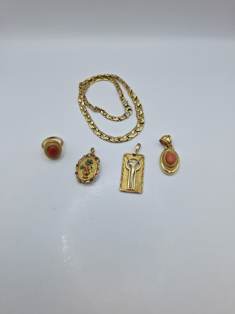 Vari oggetti in oro pietre 