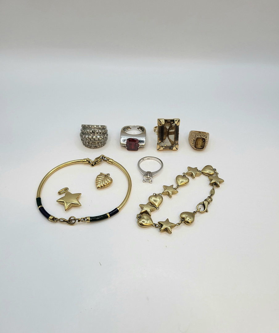 Vari oggetti in oro pietre 