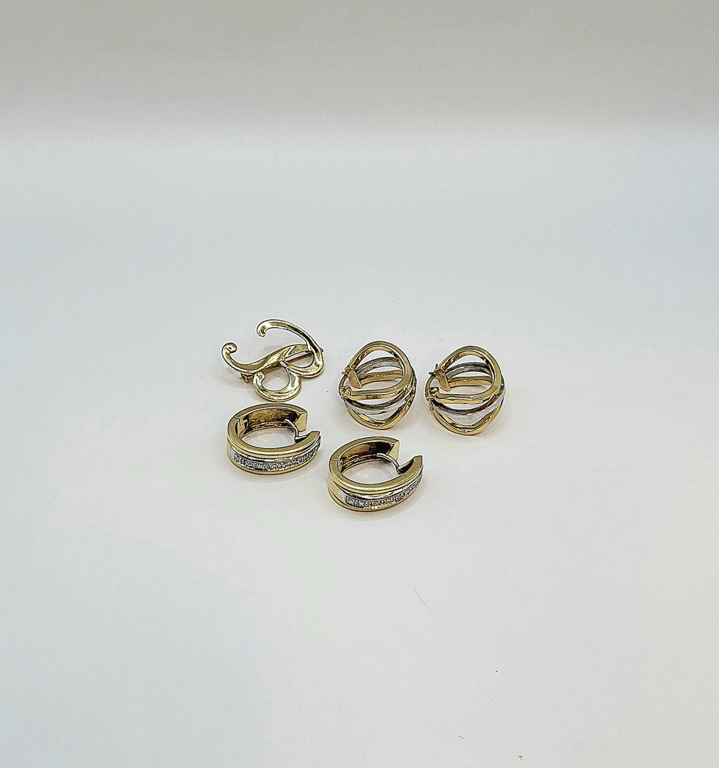 Due paia orecchini e spilla oro diamantini