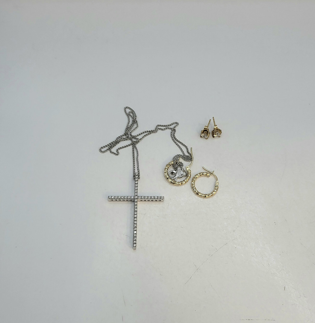 Vari oggetti oro diamantini pietre