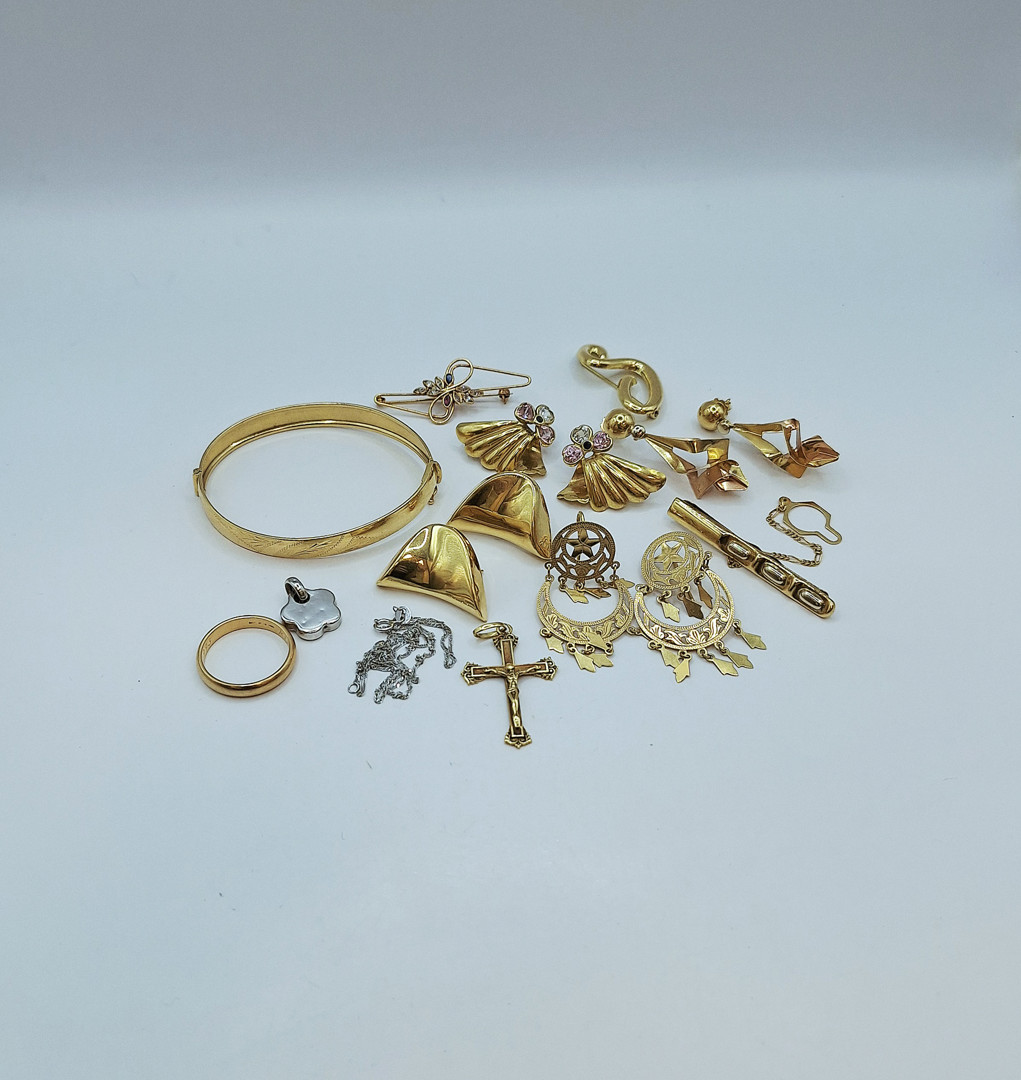 Vari oggetti oro pietre