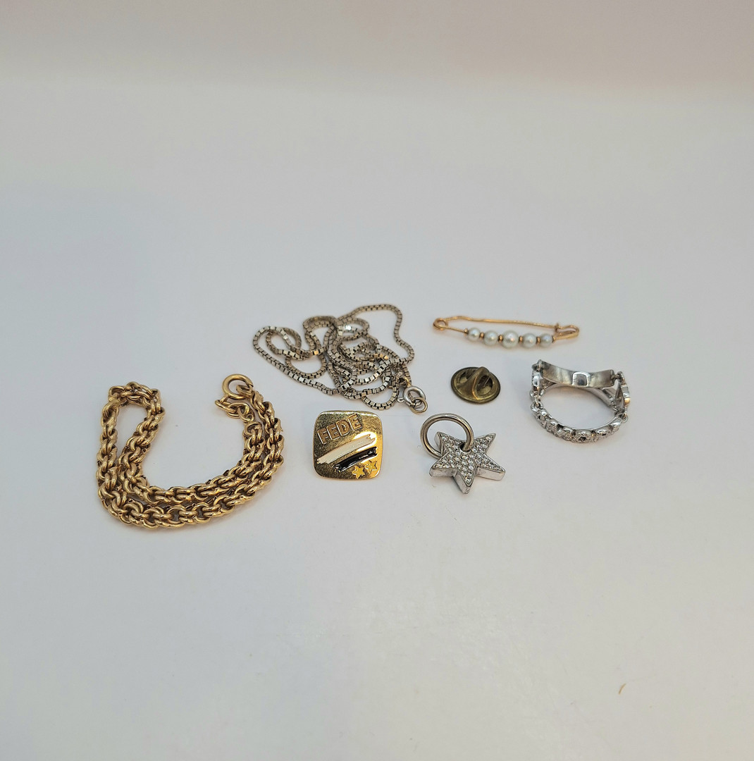 Vari oggetti oro pietre perle diamantini 