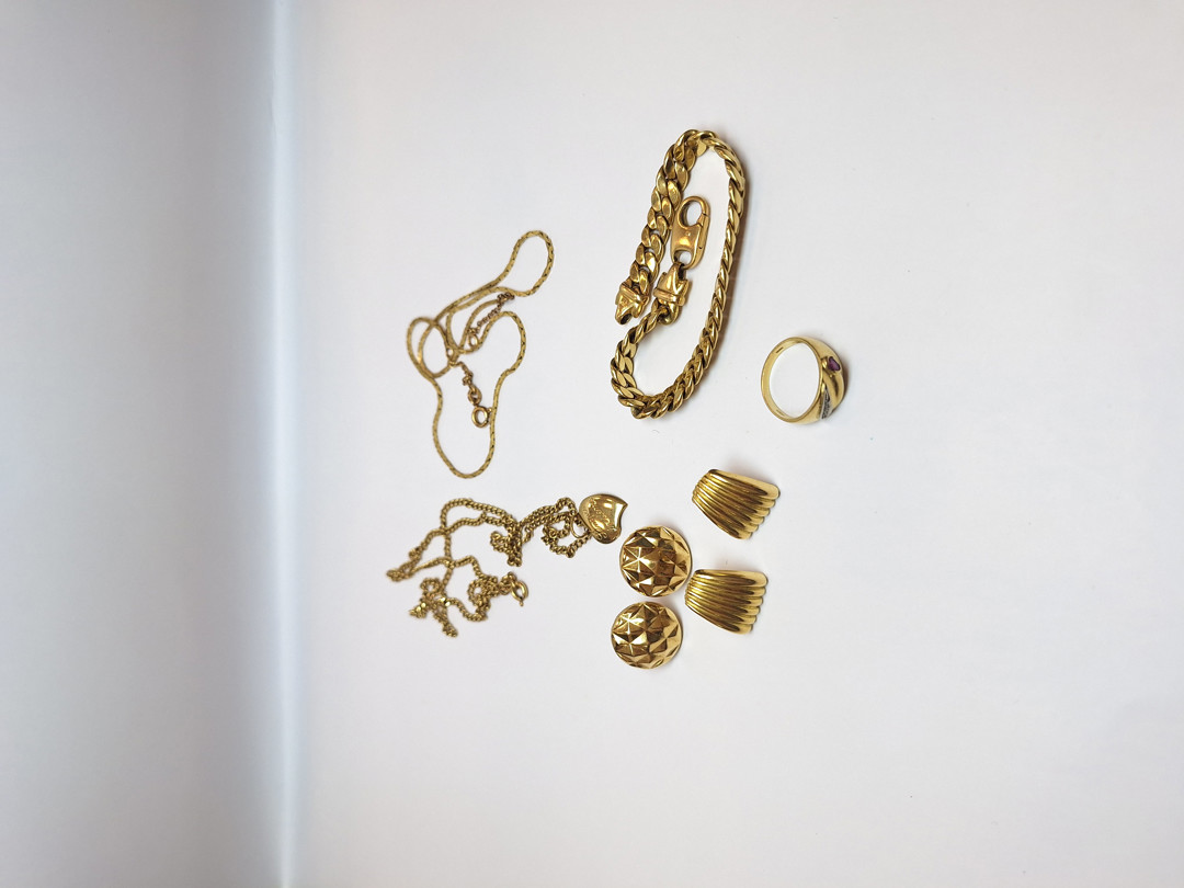 Vari oggetti in oro pietre diamanti