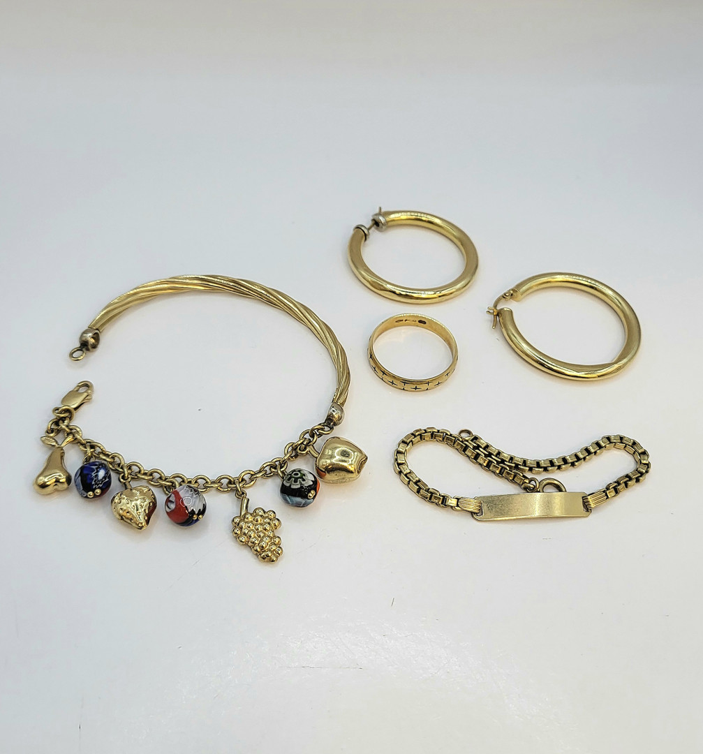 Vari oggetti oro pietre smalto 