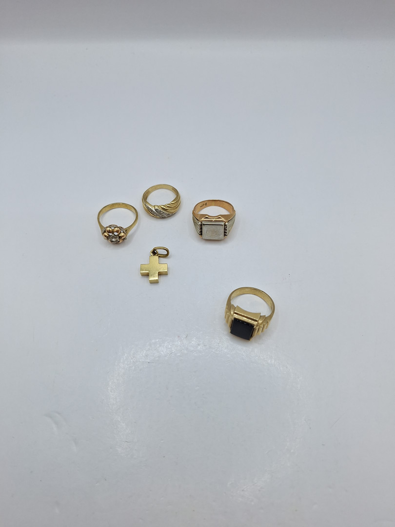 Quattro anelli e croce in oro pietre 