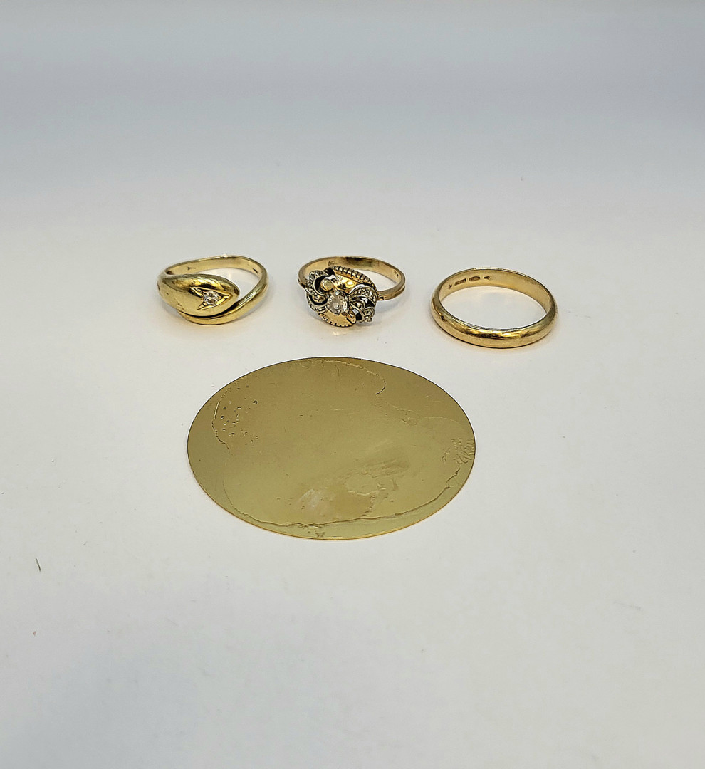 Tre anelli e medaglia oro pietre