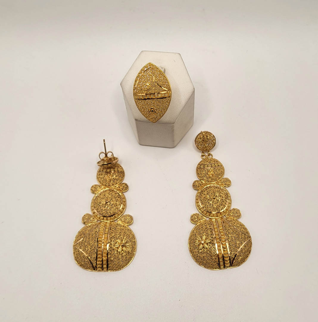 Un paio orecchini e anello oro 