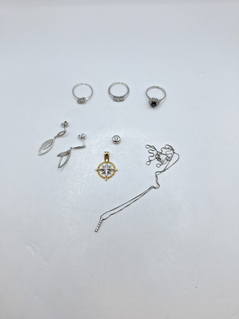 Vari oggetti in oro pietra diamanti 