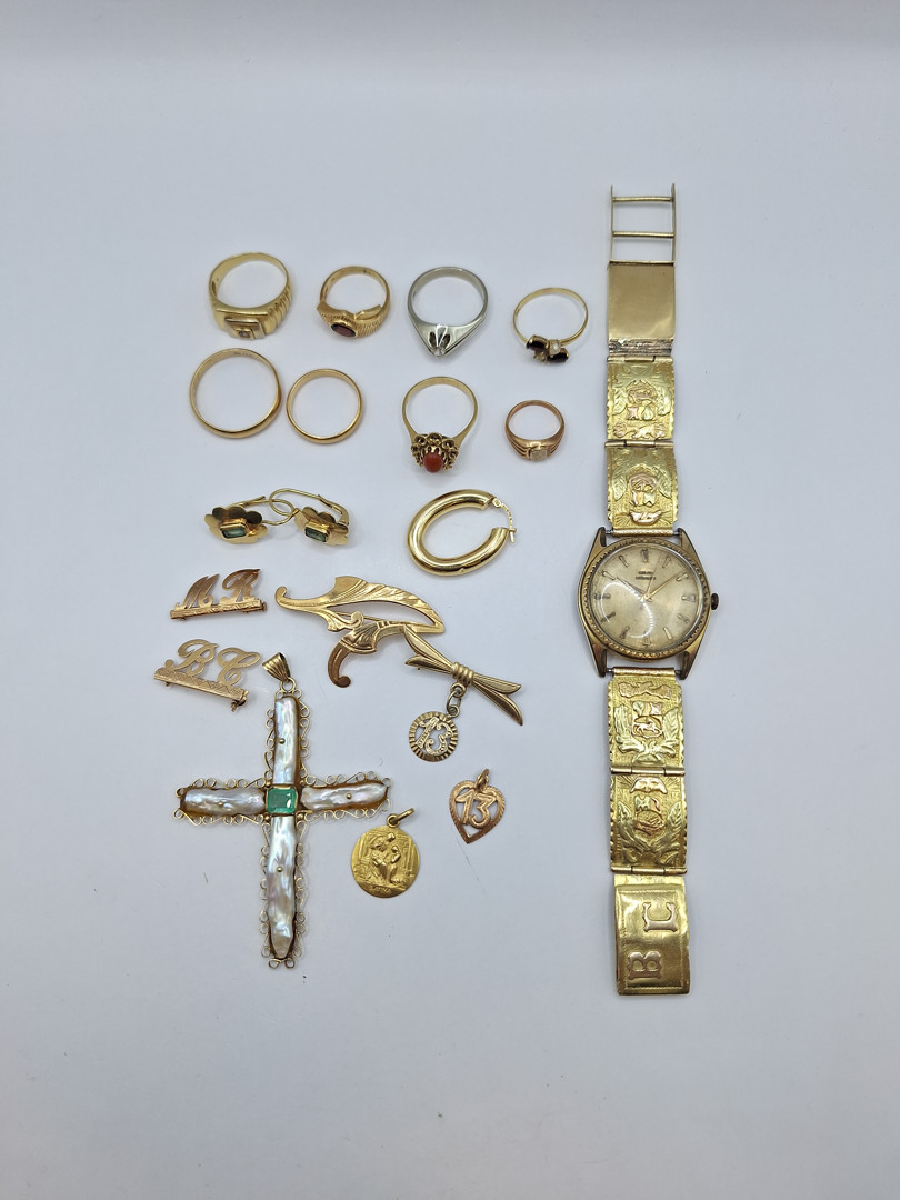 Vari oggetti in oro diamantino pietre acciaio