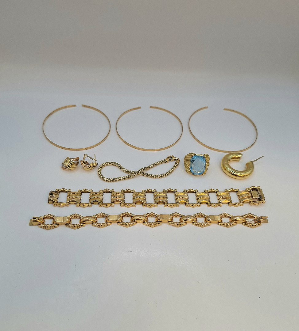 Vari oggetti oro pietra